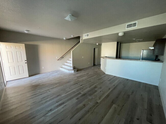 Building Photo - Eldorado Condo available for Rent!