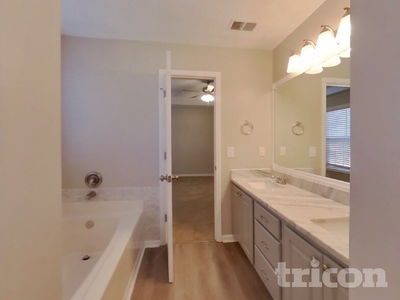 Building Photo - 20 Hillock Ct