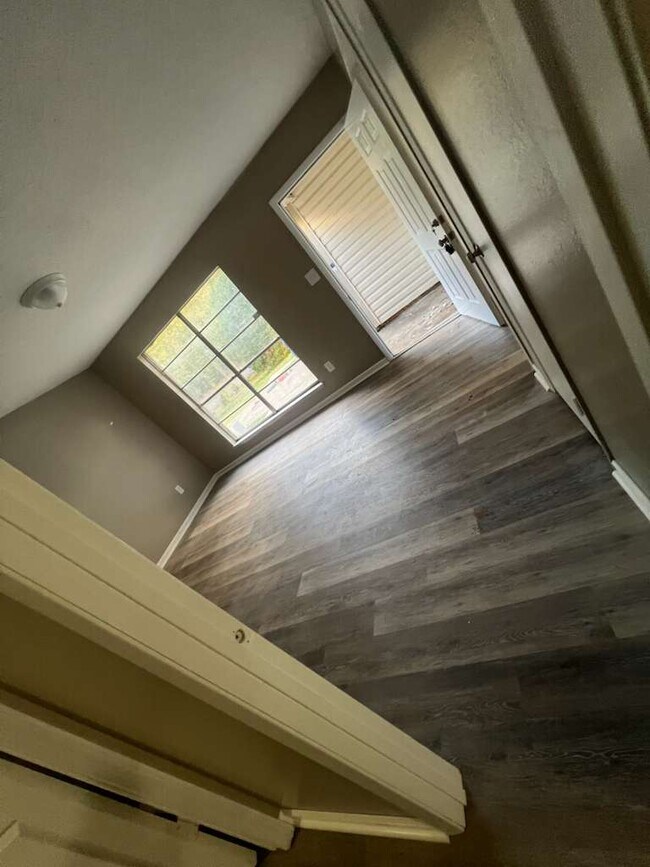 Building Photo - 10405 Riverbend Cir