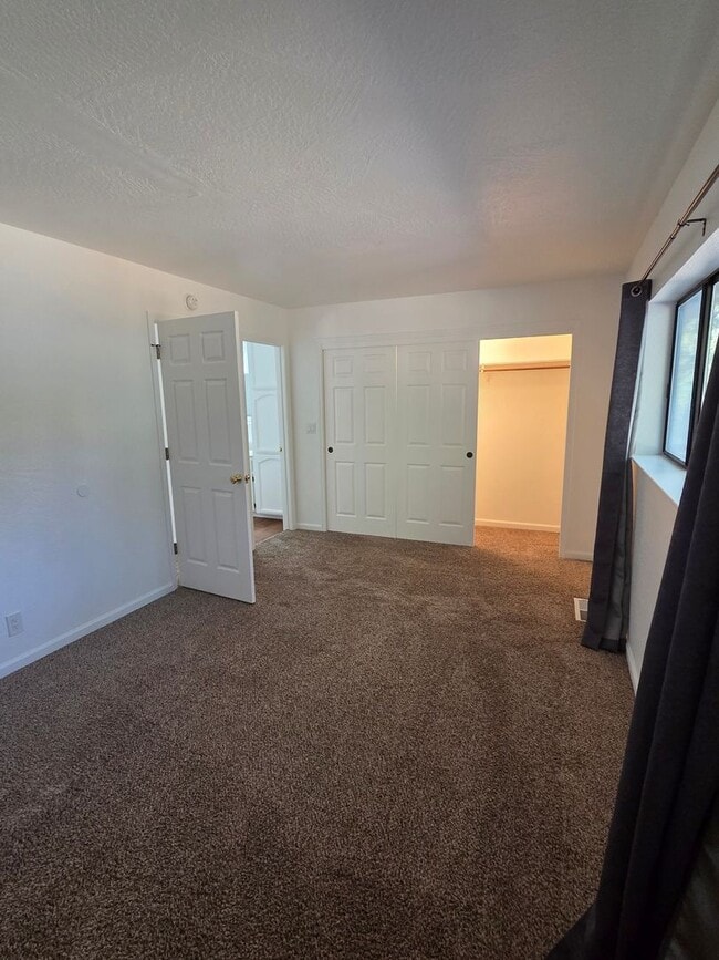 Building Photo - 3-Bedroom Condo Near Columbia Jr. College