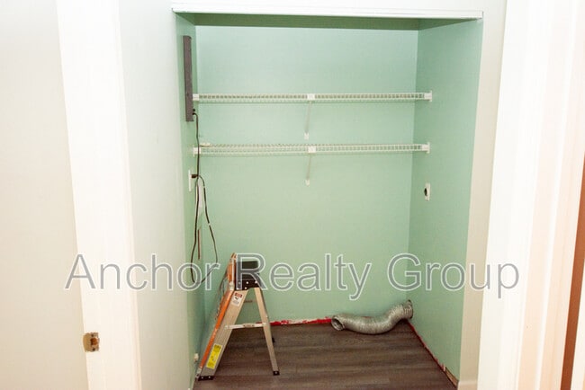 Building Photo - 304 Falling Ln