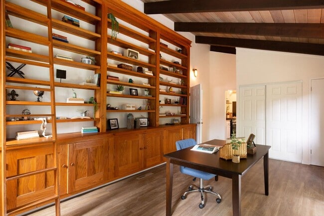Building Photo - Modern Bayside Retreat – Renovated 3 Bed +...