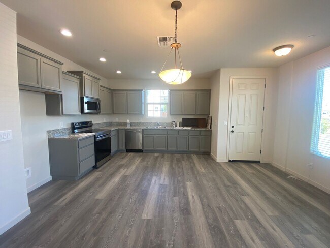 Building Photo - 3/2.5 home in Private Gated Community with Yard
