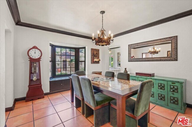 Building Photo - 6119 Del Valle Dr