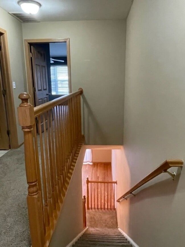 Building Photo - beautiful 2 bed 2.5 Bath spacious town home