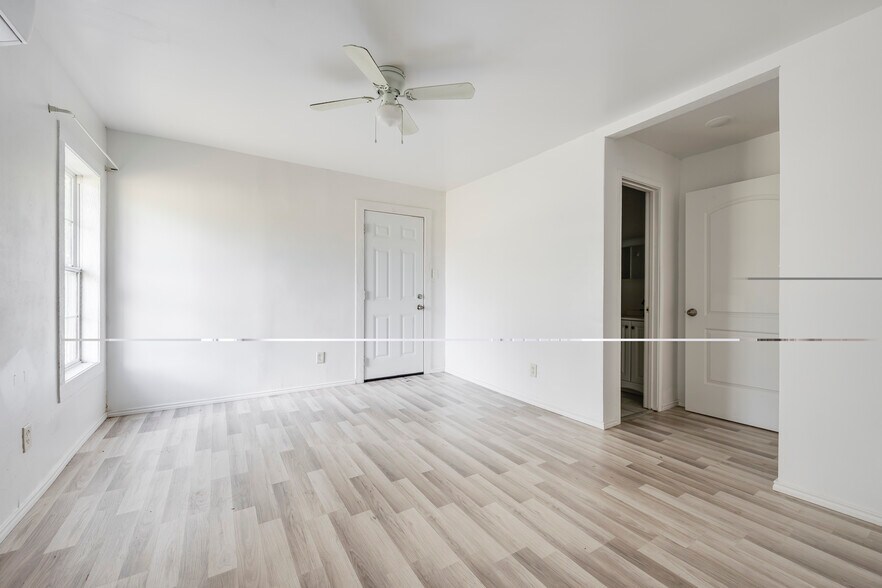 Building Photo - 725 E Morton St