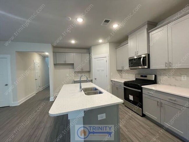 Building Photo - Beautiful and spacious! Ready for move in!