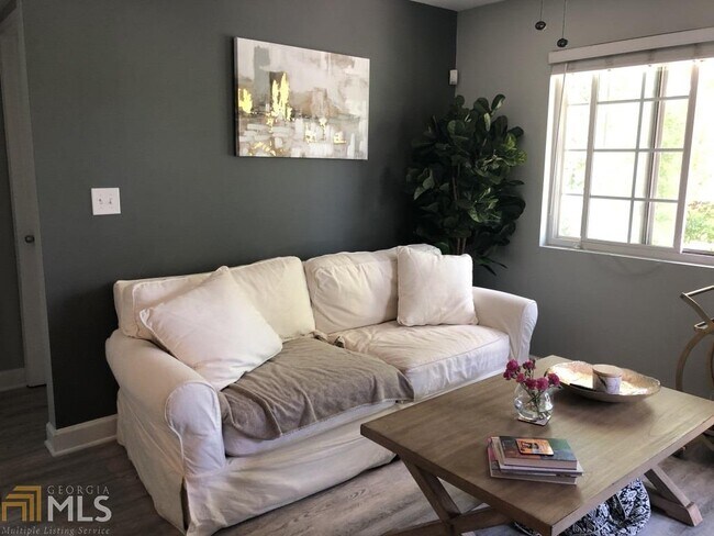 Building Photo - 210 Sampson St NE