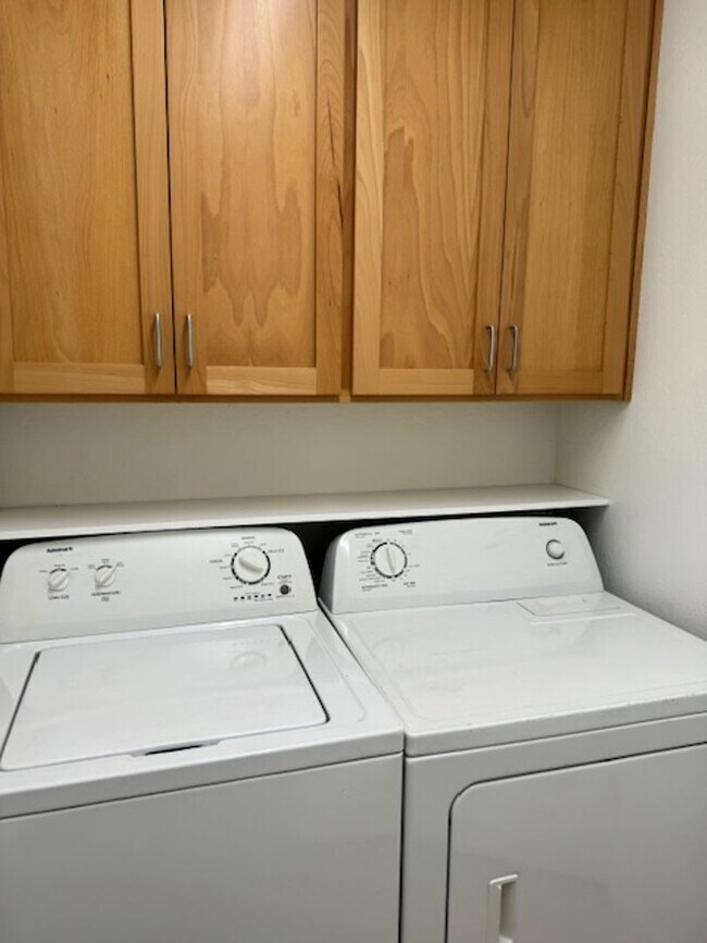 Building Photo - NEW TO MARKET/ 3 BEDROOM HOUSE ON QUIET DEAD END STREET