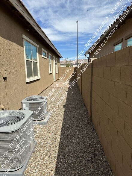 Building Photo - 2579 E Ibis St