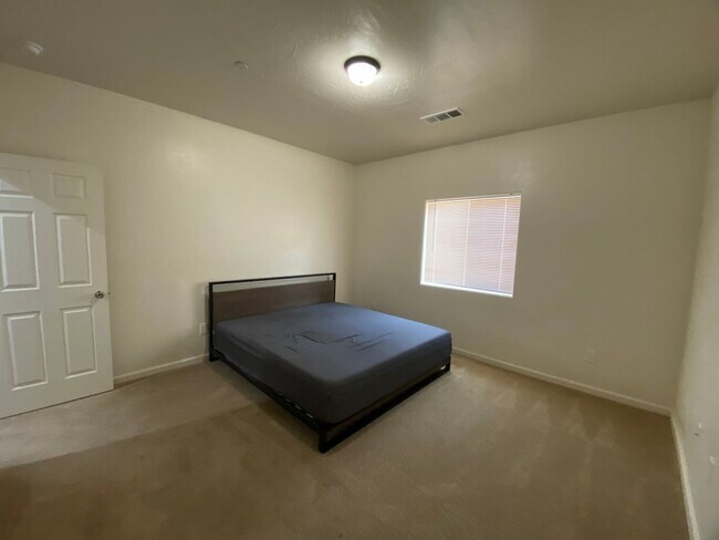 Building Photo - Newer home for rent in Visalia