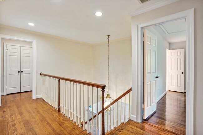 Building Photo - Magnificent 5 Bedroom, 4.5 Bathroom Bethes...