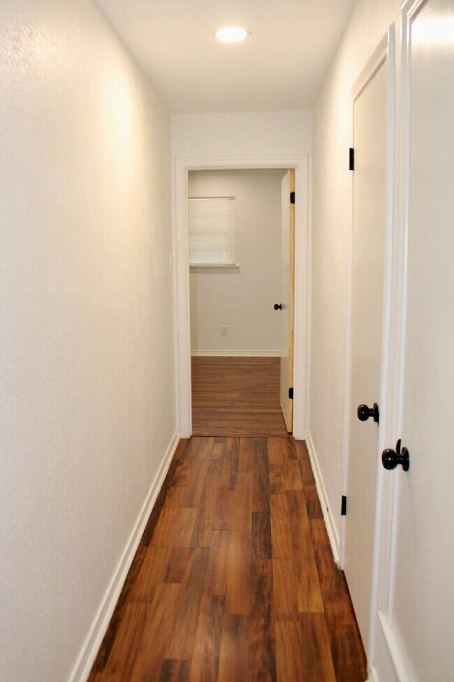 Building Photo - 4726 Jade Dr
