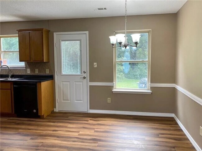 Dining area just off the kitchen. Access to fenced back yard. - 507 Boulder Dr