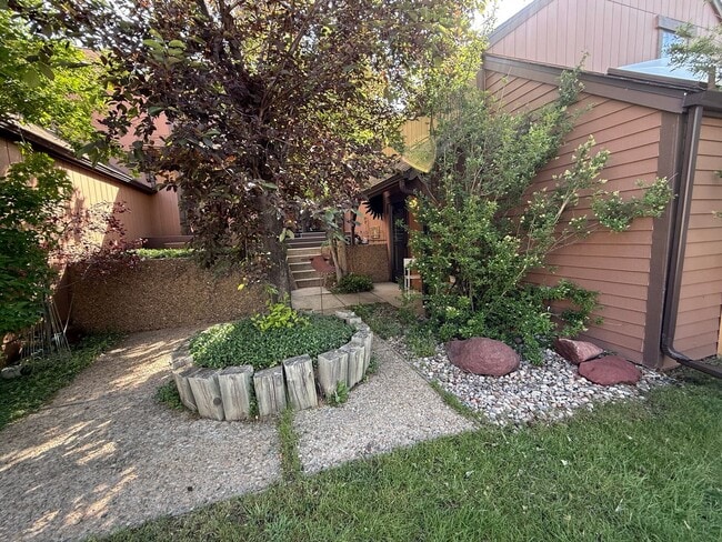 Building Photo - Spacious End-Unit Townhome in Scenic Shanahan Ridge