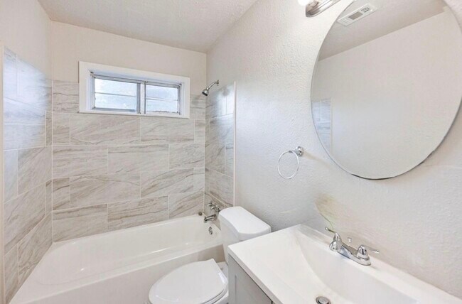 Building Photo - 9306 Chesterfield Dr