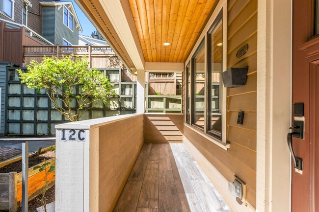 Building Photo - 3Bd/3Ba Seattle Townhouse