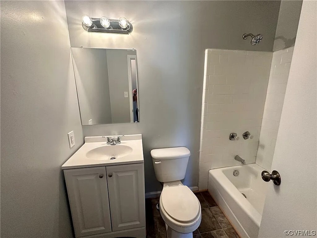 full bathroom off of hallway - 4020 Piney Rd