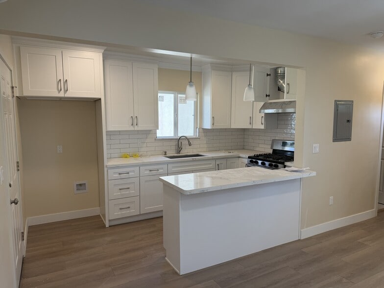 Kitchen with peninsula - 619 Linwood Ave