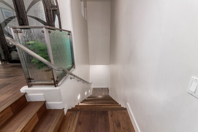 Building Photo - Beautiful 6-bedroom basement home