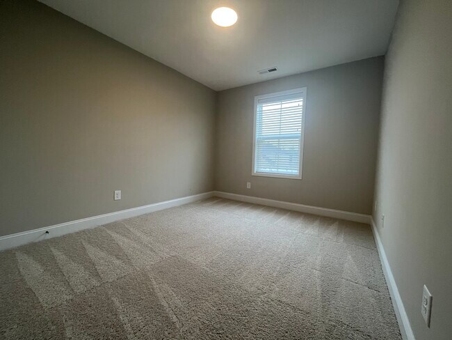 Building Photo - 251 Old Montague Way