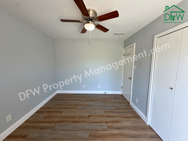 Building Photo - 8917 Vernon Dr