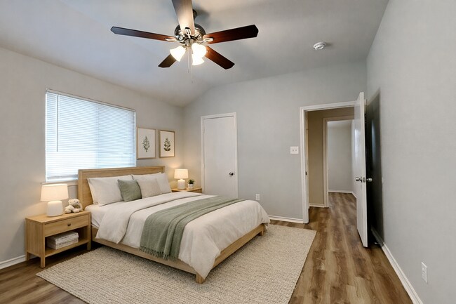 Building Photo - Charming 3-Bed, 2-Bath Home in Dallas with Garage Parking