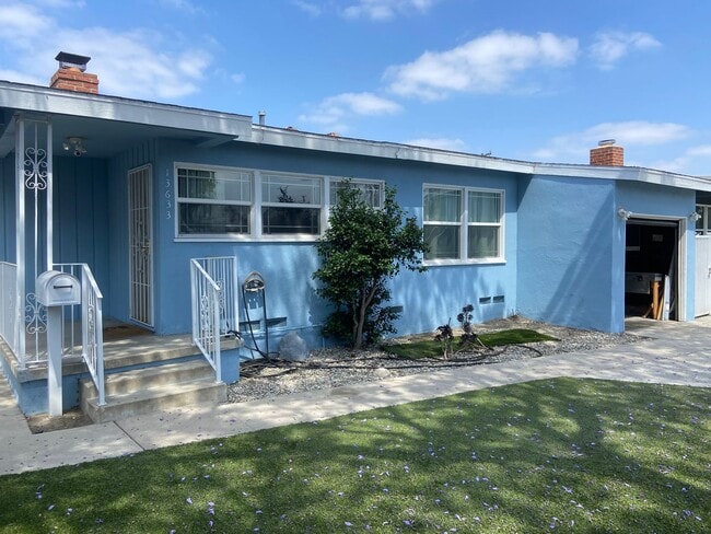 Primary Photo - 2 Bedroom House for RENT with Garage and e...