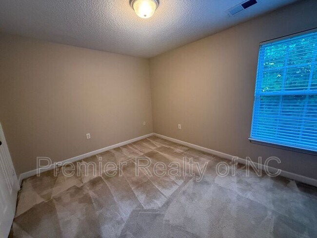 Building Photo - 1840 Crest Hollow Dr