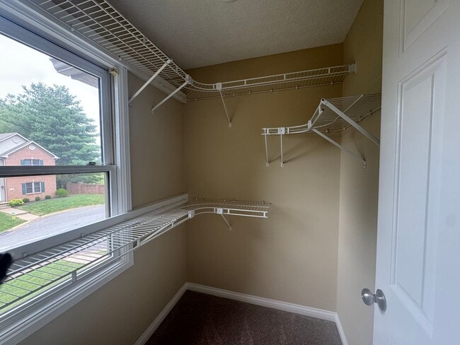 Building Photo - Spacious three bedroom, two and a half bat...