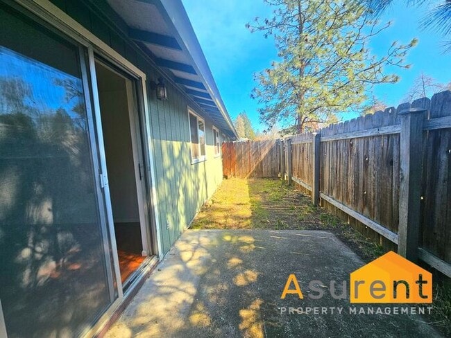 Building Photo - Charming 4-Plex 2 Bedroom 1 Bathroom Unit Available Soon!