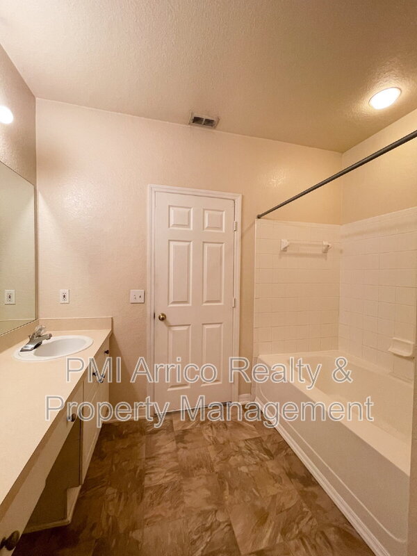 Building Photo - 18001 Richmond Place Dr