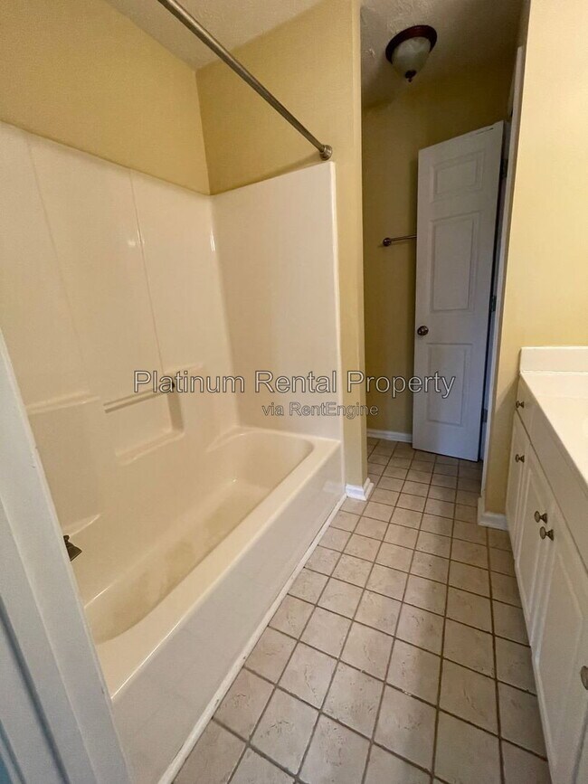Building Photo - 810 Camelon Ct
