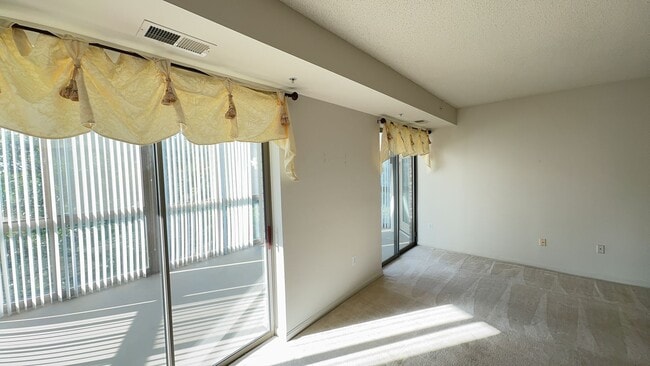Building Photo - Sun-filled 2 Bed 2 Bath Condo With Sunroom...