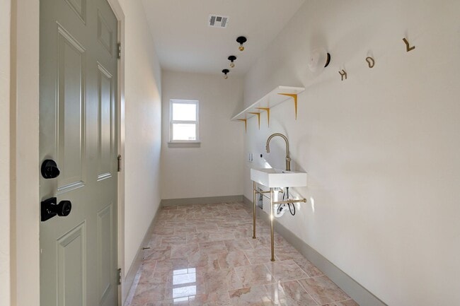 Building Photo - Unique home in OKC