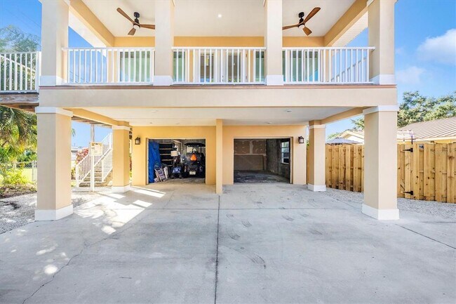 Building Photo - 907 Riviera St