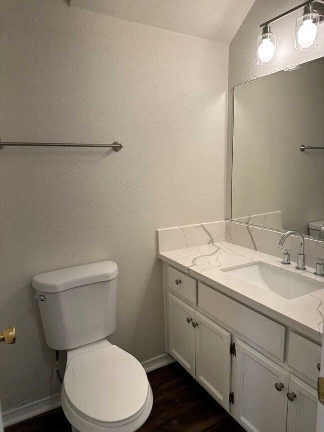 Building Photo - GORGEOUS NORTHWEST HOME, MOVE IN READY!