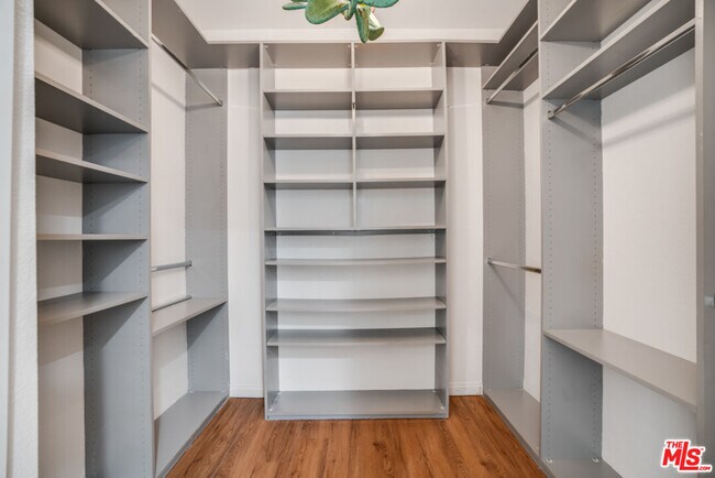 Building Photo - 321 S San Vicente Blvd