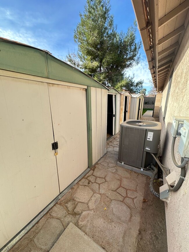 Building Photo - Spacious East Palmdale Home