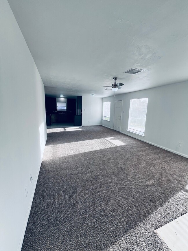 Building Photo - 2206 Laurel Oak Dr