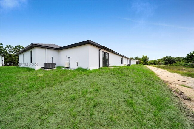 Building Photo - 4985 Fairway Ct