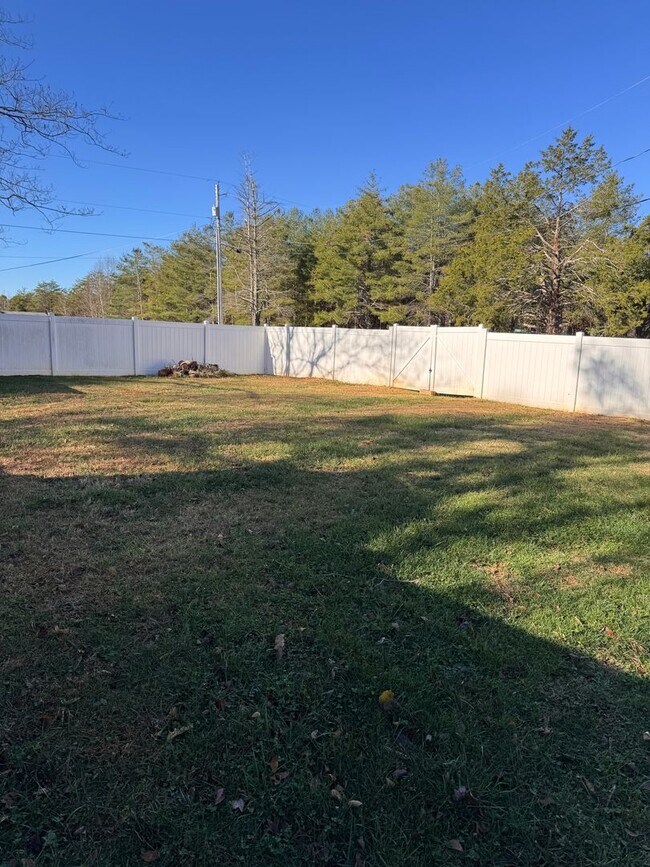 Building Photo - 3 Bedroom || 2 Bathroom in Concord