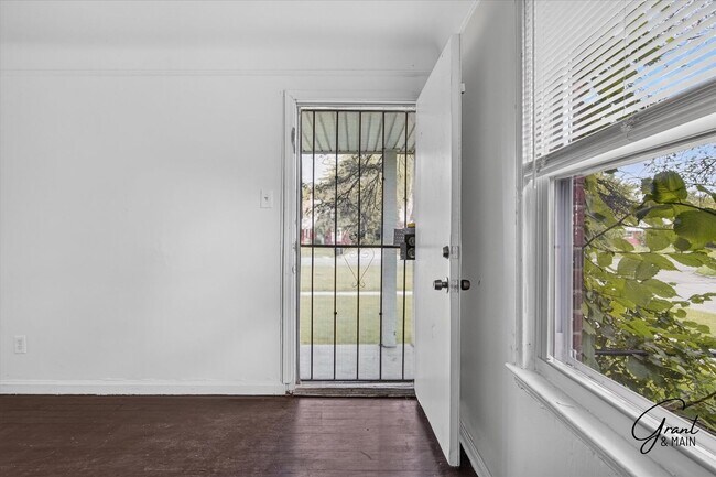 Building Photo - $1250 2 bedroom