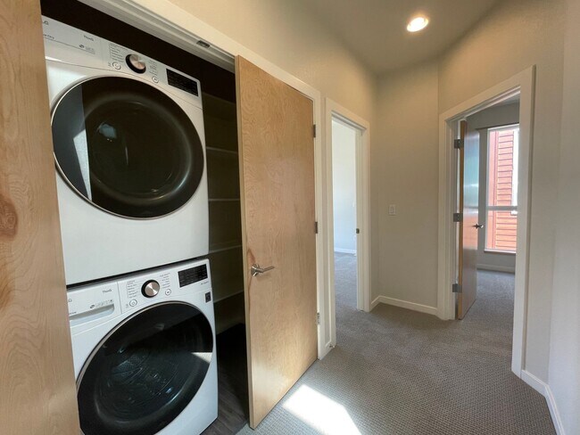 Building Photo - Just reduced $2295! LOVELY 2 BED/2.5 BATH Great location near Boulder!