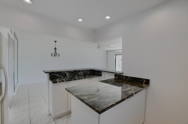 Building Photo - 224 Capri E