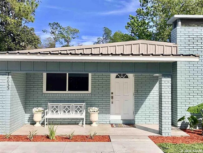 Building Photo - Modern Comfort Meets Classic Charm – Spacious Alachua Rental