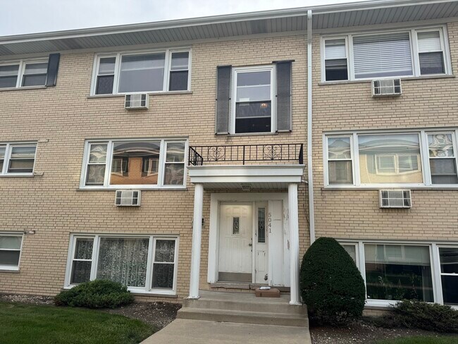 Building Photo - 5041 N East River Rd
