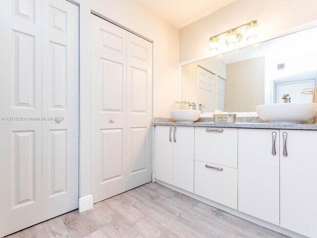 Building Photo - 3701 N Country Club Dr