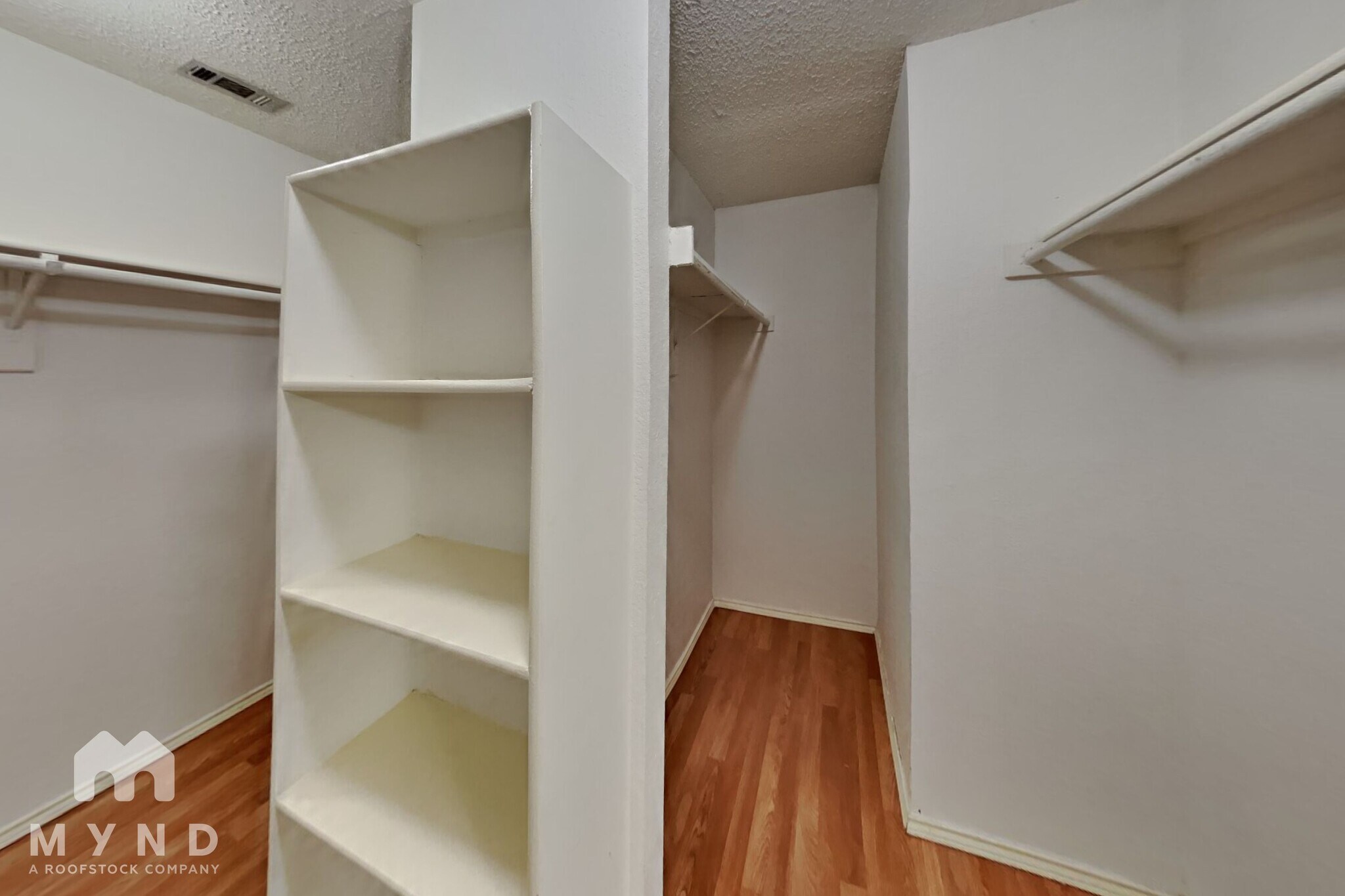 Building Photo - 3205 Meadowview Dr
