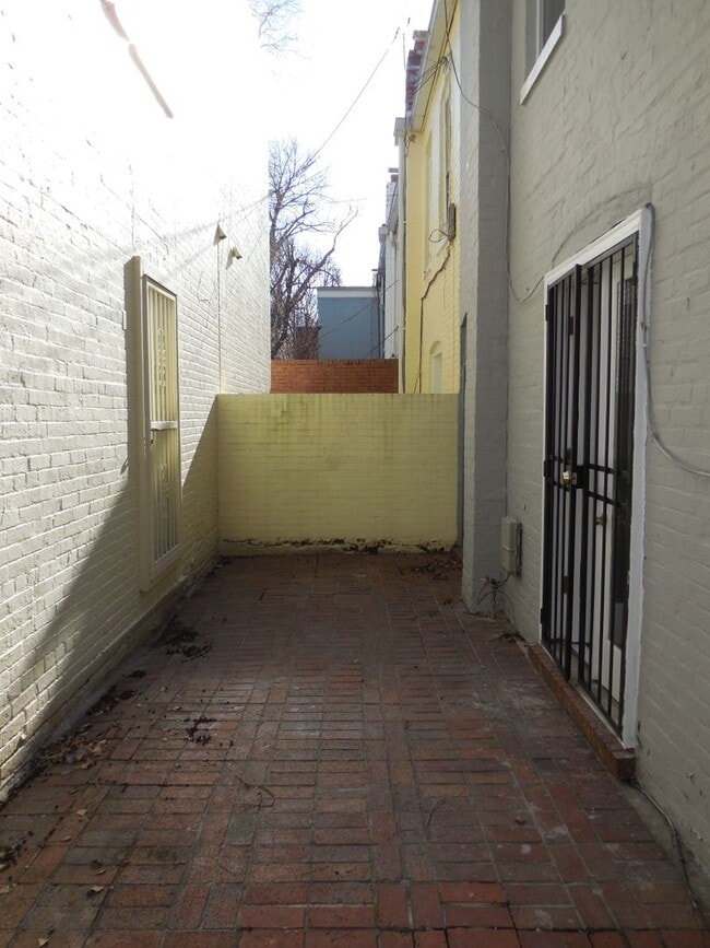 Building Photo - Charming Georgetown Townhouse on a quiet street
